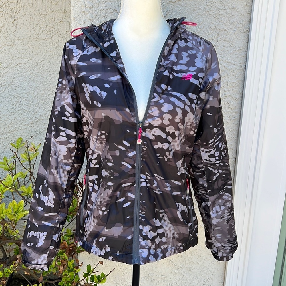 💚New Balance Grey Camo Print Hooded Windbreaker Running Jacket Size M